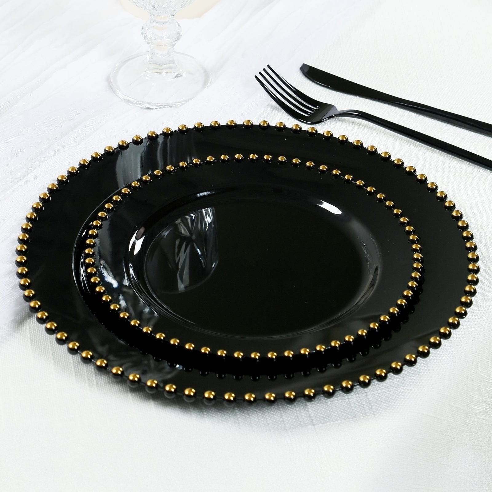 10 Round Disposable Plastic Salad and Dinner Plates with Beaded Trim