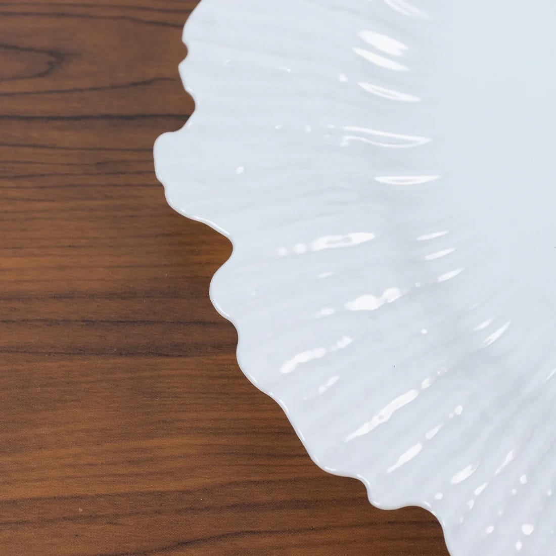 10 Round 13 in Plastic Charger Plates with Reef Rim Design