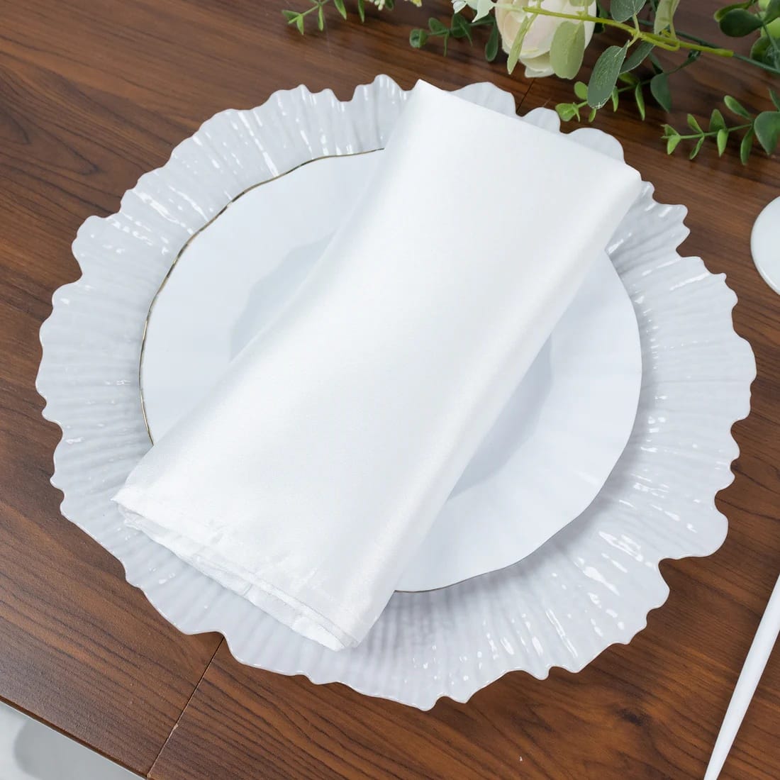 10 Round 13 in Plastic Charger Plates with Reef Rim Design