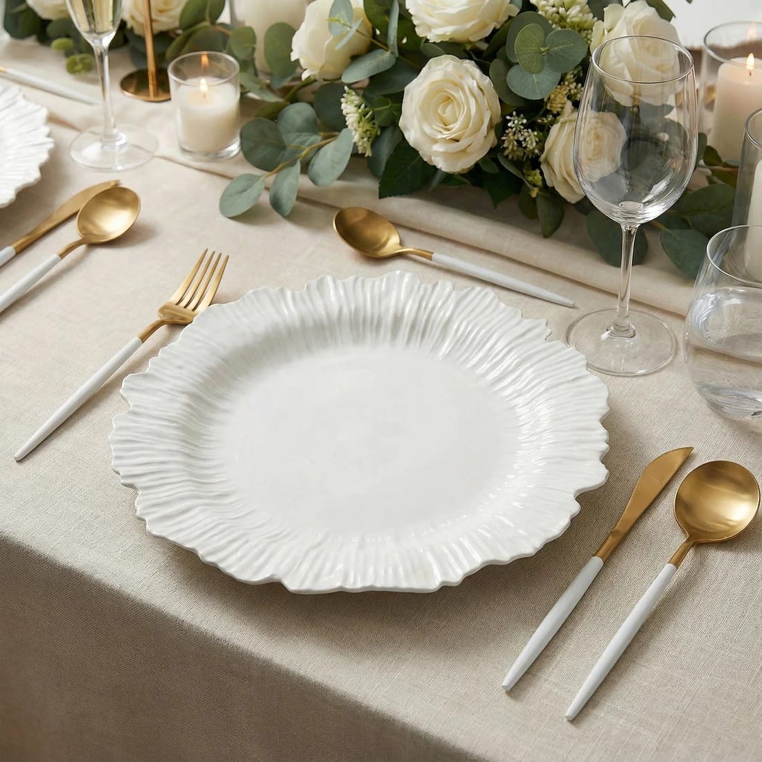 10 Round 13 in Plastic Charger Plates with Reef Rim Design