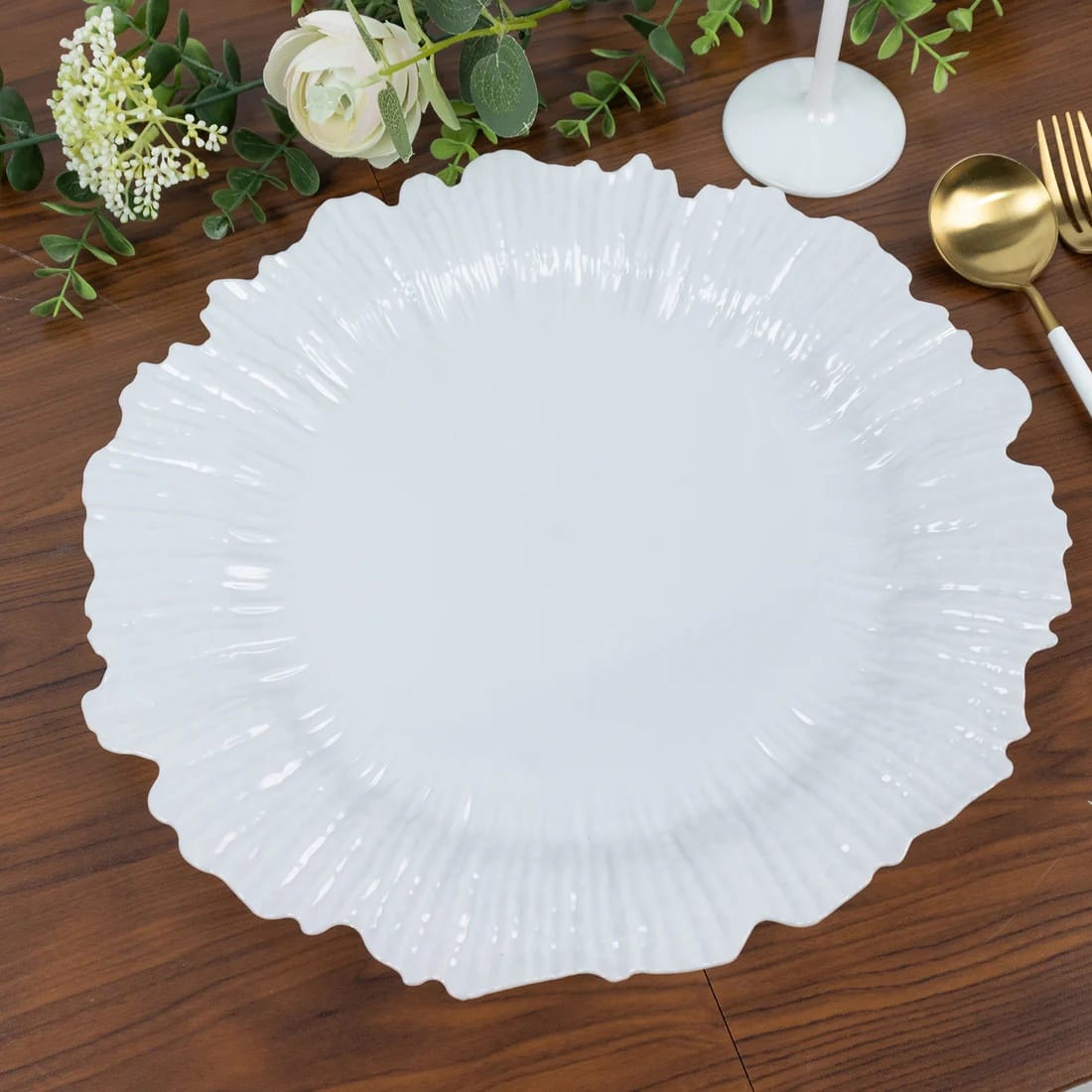 10 Round 13 in Plastic Charger Plates with Reef Rim Design