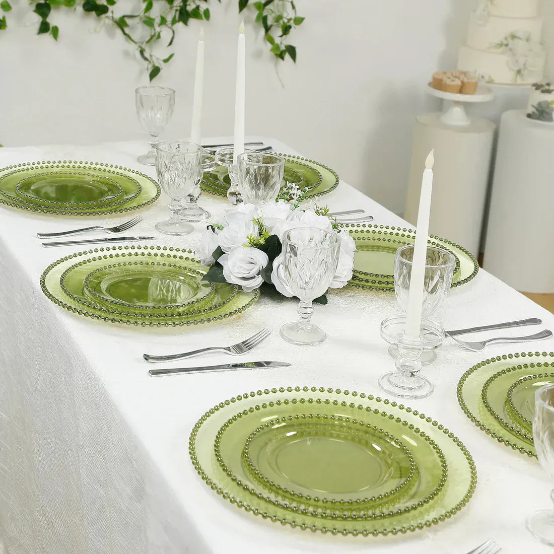 10 Round Disposable Plastic Salad and Dinner Plates with Beaded Trim