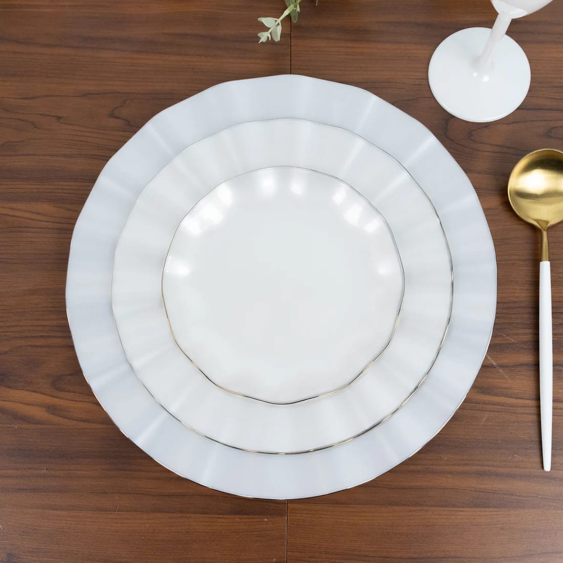 10 Round Disposable Salad Dinner Plastic Plates with Gold Wavy Trim
