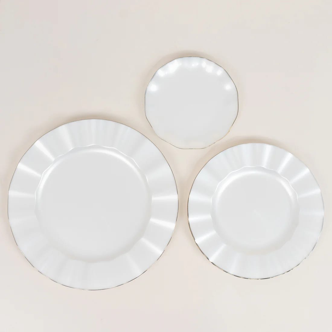 10 Round Disposable Salad Dinner Plastic Plates with Gold Wavy Trim
