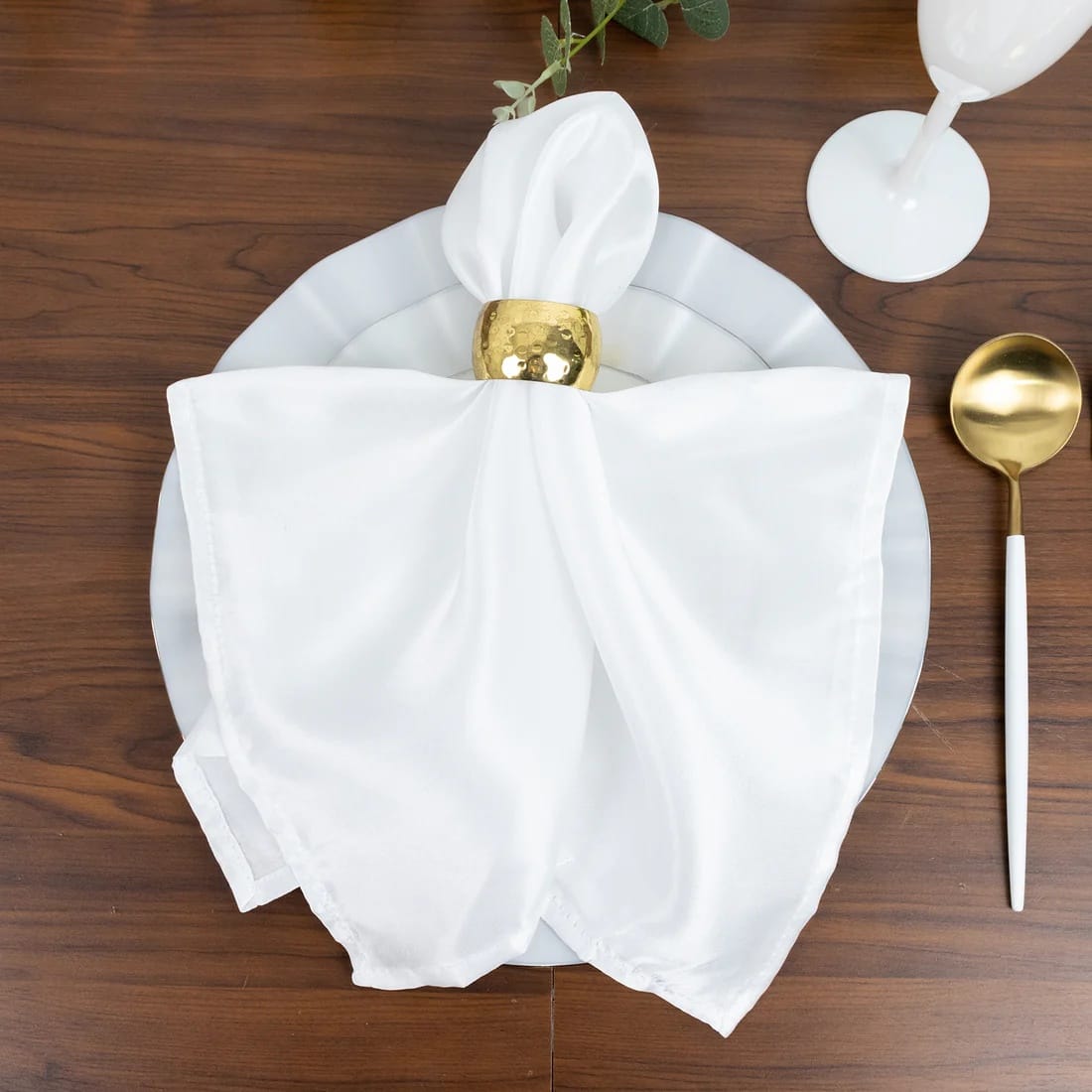 10 Round Disposable Salad Dinner Plastic Plates with Gold Wavy Trim