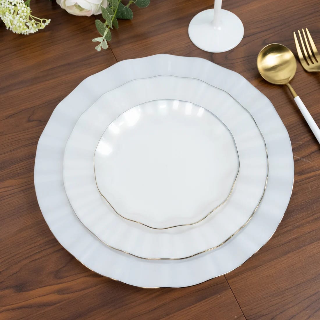 10 Round Disposable Salad Dinner Plastic Plates with Gold Wavy Trim