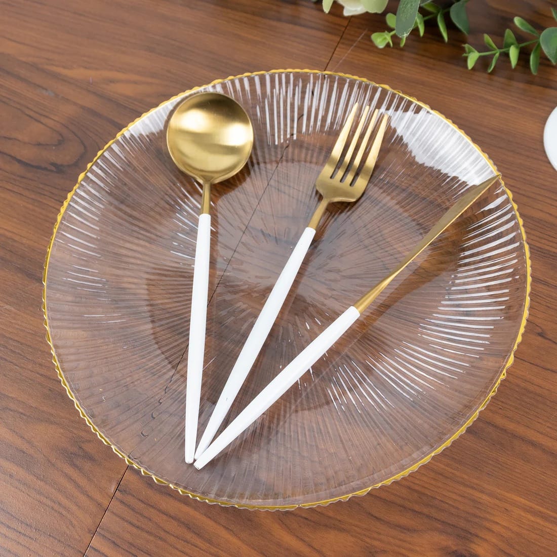 20 Clear Plastic Round Salad Dinner Plates with Ribbed Pattern and Gold Rim
