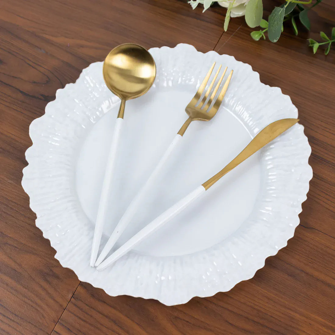 20 pcs 10 in wide Disposable Plastic Plates with Reef Design