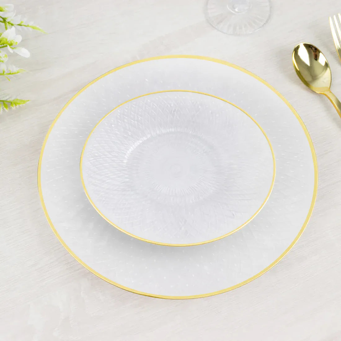 20 Plastic Round Salad Dinner Plates with Diamond Cut Pattern and Gold Rim