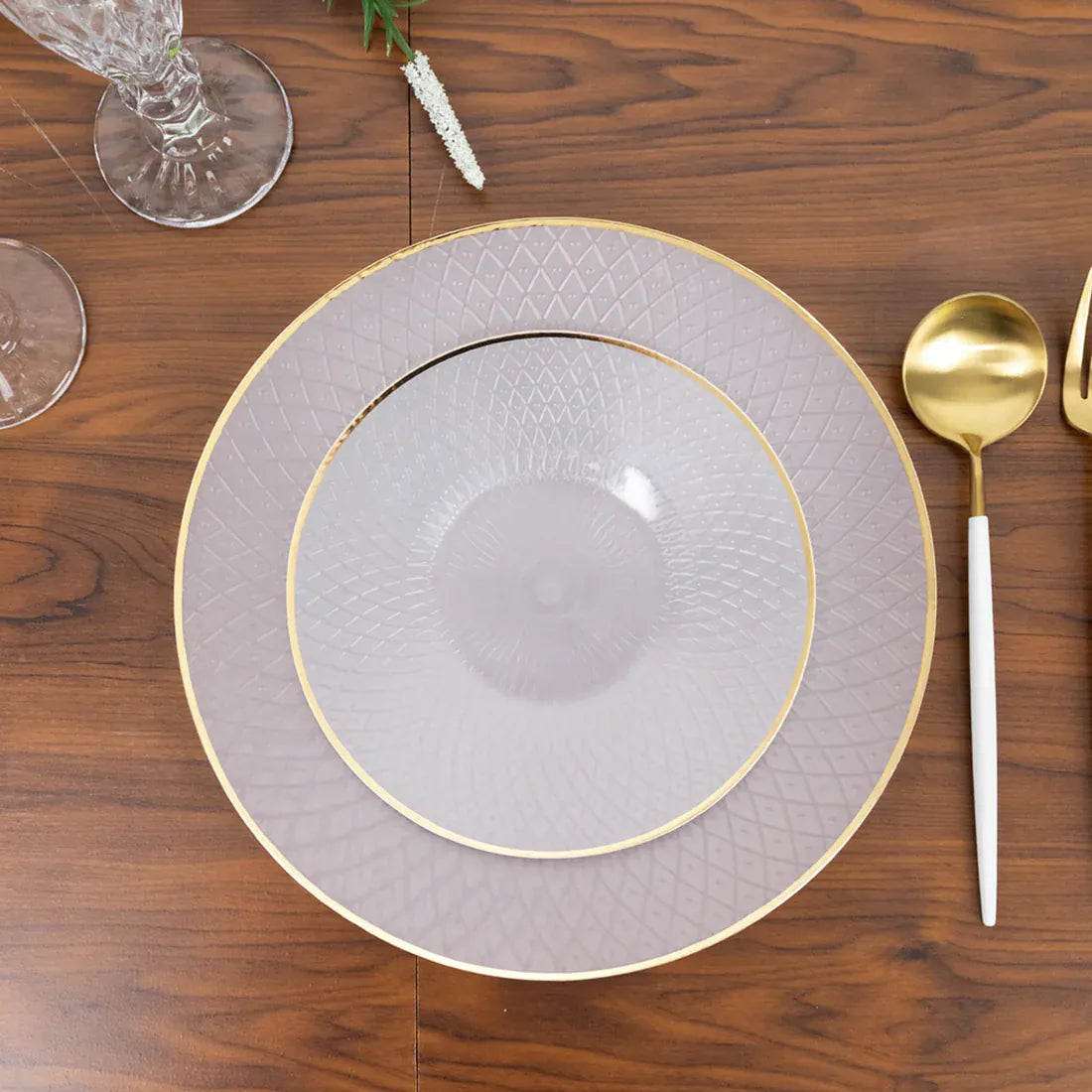 20 Plastic Round Salad Dinner Plates with Diamond Cut Pattern and Gold Rim