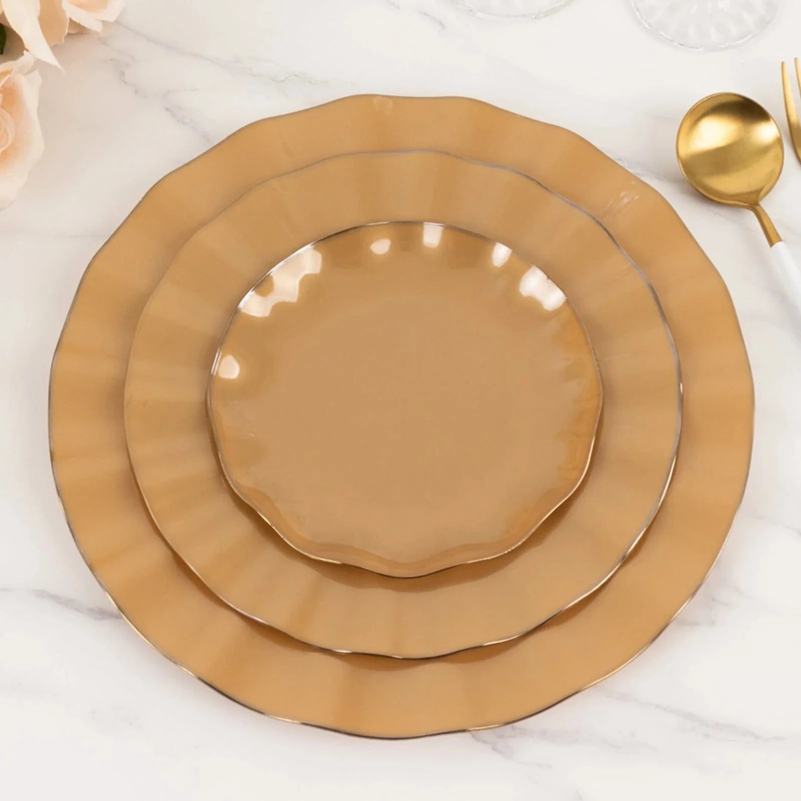 10 Round Disposable Salad Dinner Plastic Plates with Gold Wavy Trim