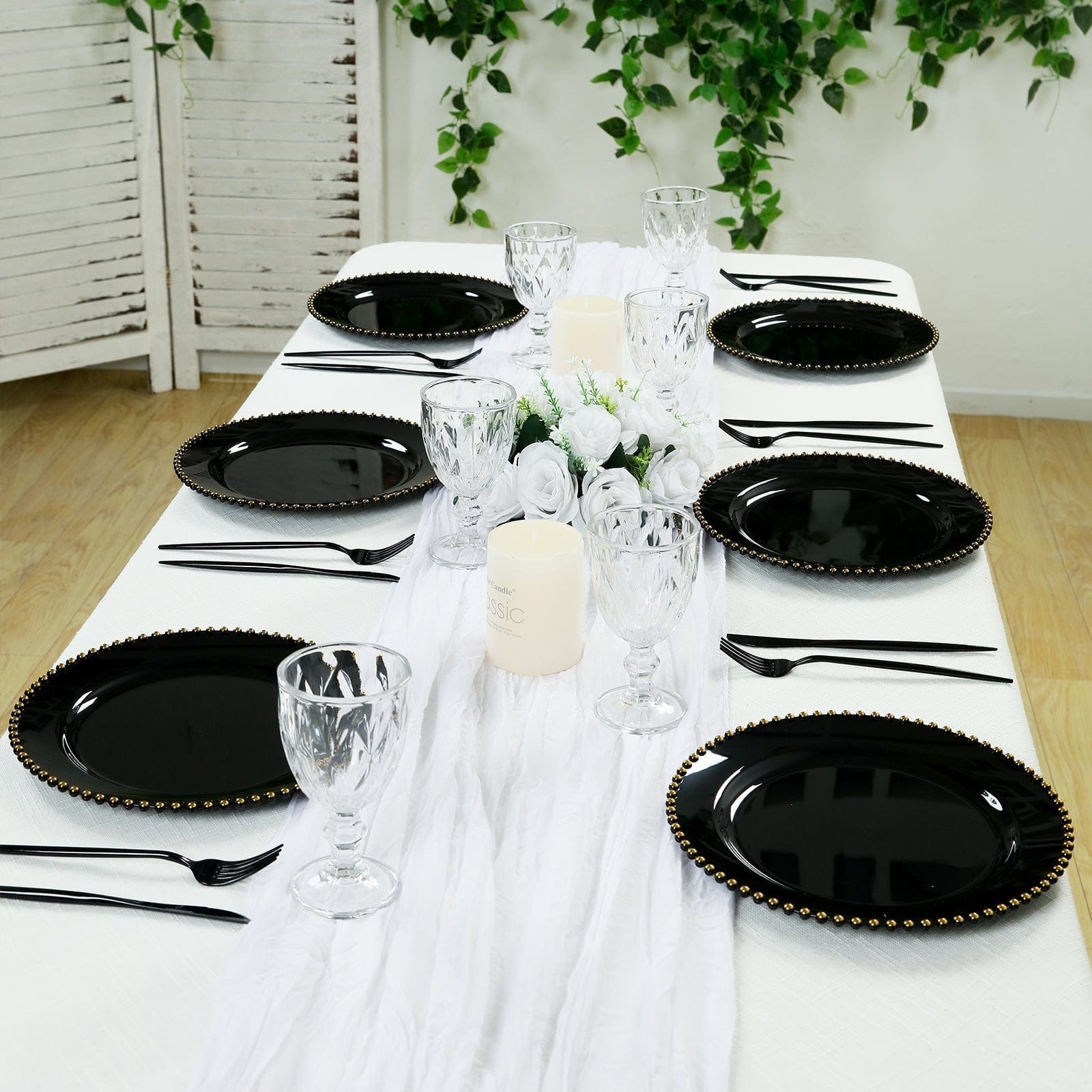 10 Round Disposable Plastic Salad and Dinner Plates with Beaded Trim