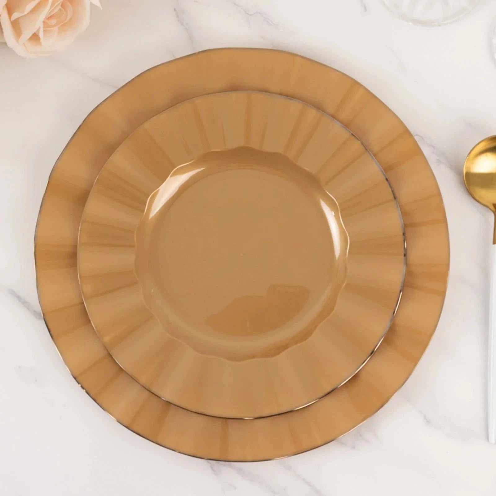 10 Round Disposable Salad Dinner Plastic Plates with Gold Wavy Trim