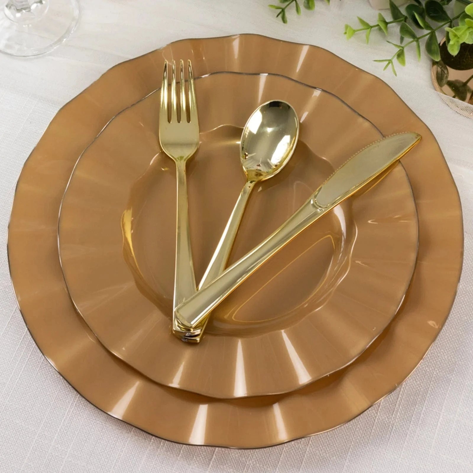 10 Round Disposable Salad Dinner Plastic Plates with Gold Wavy Trim