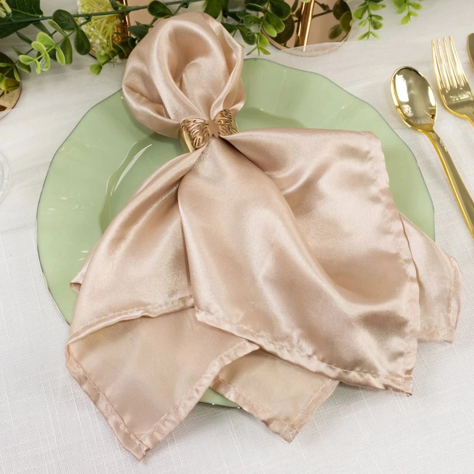 10 Round Disposable Salad Dinner Plastic Plates with Gold Wavy Trim