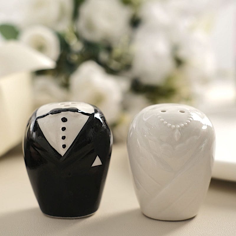 https://balsacircle.com/cdn/shop/products/balsa-circle-gift-sets-black-and-white-2-5-in-bride-and-groom-salt-and-pepper-shakers-in-gift-box-wedding-favors-fav-snp-wed-31075365158960_800x800.jpg?v=1671761942