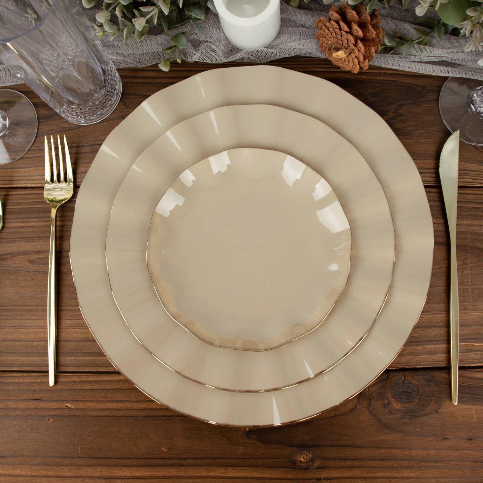 10 Round Disposable Salad Dinner Plastic Plates with Gold Wavy Trim
