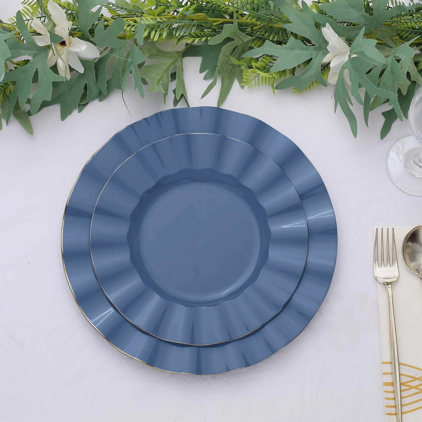 10 Round Disposable Salad Dinner Plastic Plates with Gold Wavy Trim