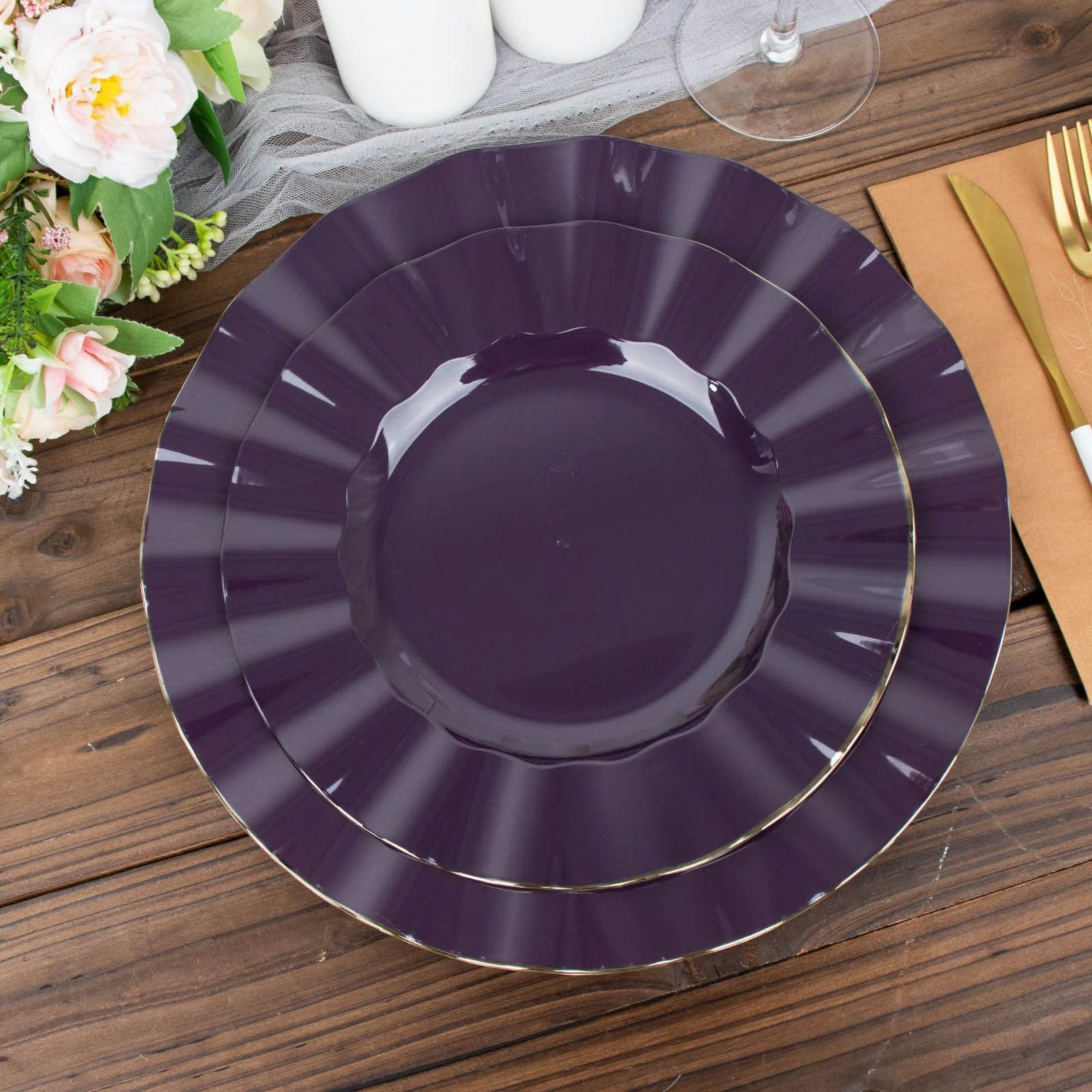 10 Round Disposable Salad Dinner Plastic Plates with Gold Wavy Trim